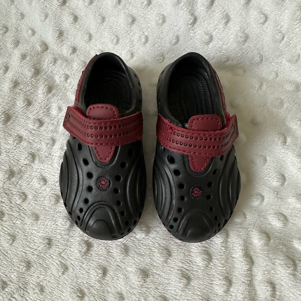 Dawgs Baby Slippers (size 3)